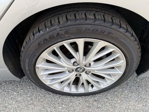 Used 2020 Toyota Camry XLE image 12