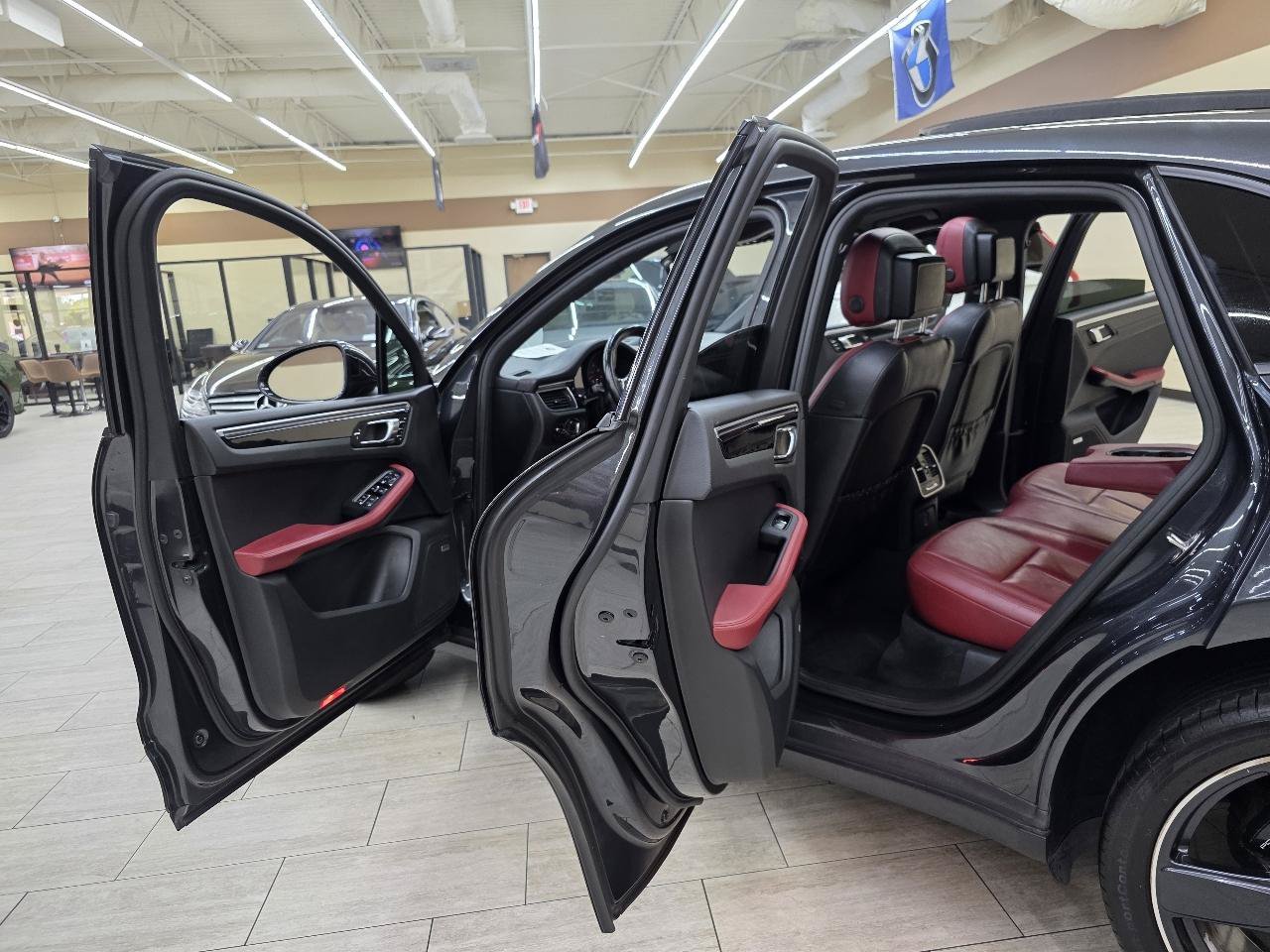 Used 2018 Porsche Macan AWD/4WD image 16
