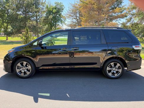 Used 2020 Toyota Sienna SE AWD/4WD image 2