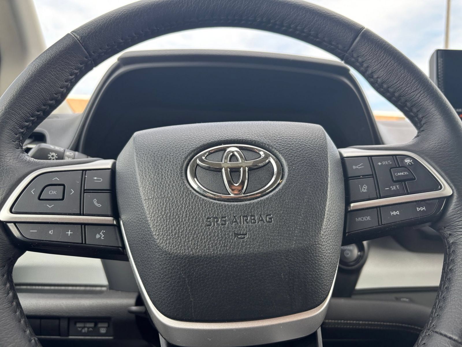 Used 2025 Toyota Sienna XLE FWD image 28