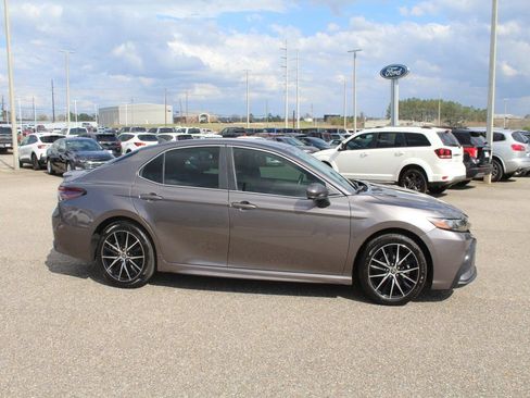 Used 2021 Toyota Camry SE image 9