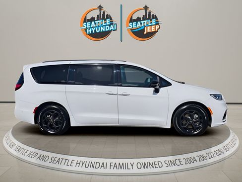 Used 2023 Chrysler Pacifica Limited w/ S Appearance Package FWD image 7