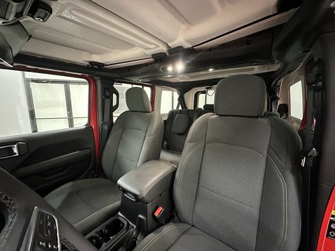 Used 2025 Jeep Wrangler Unlimited Sahara AWD/4WD image 25