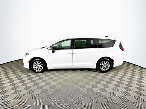 Certified 2024 Chrysler Pacifica Touring-L image 6