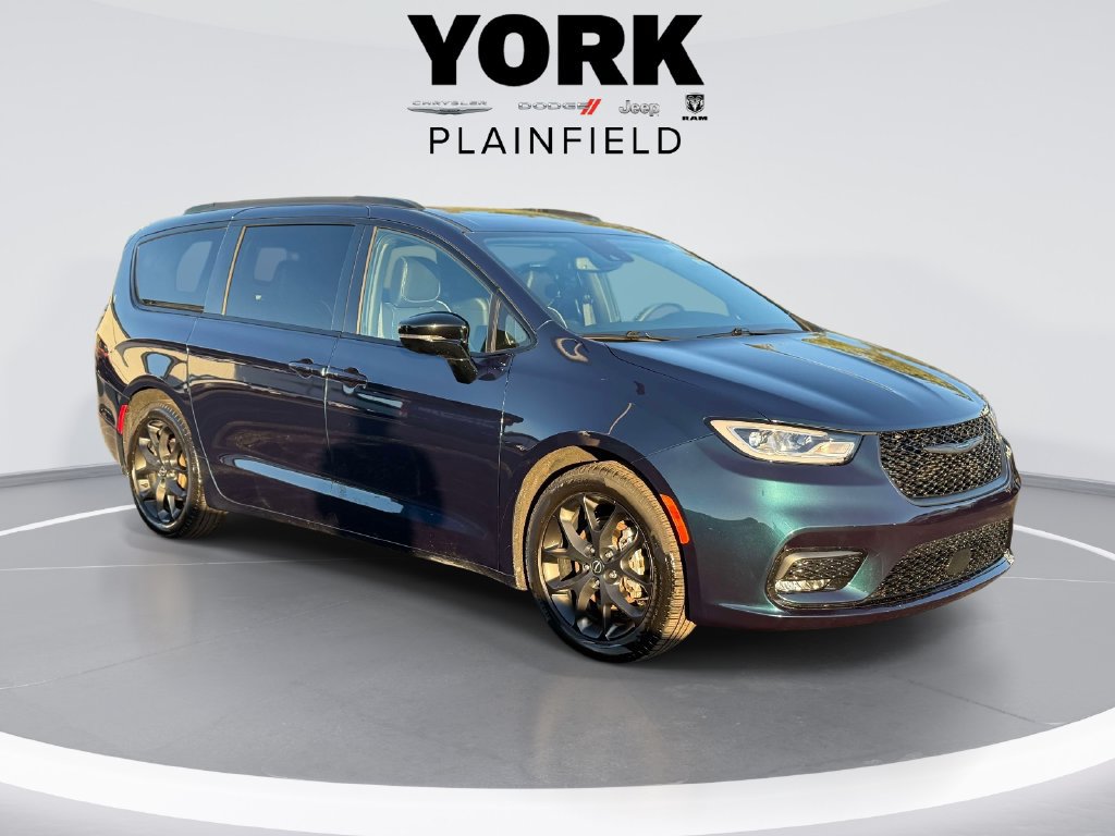 Used 2025 Chrysler Pacifica Limited FWD image 3