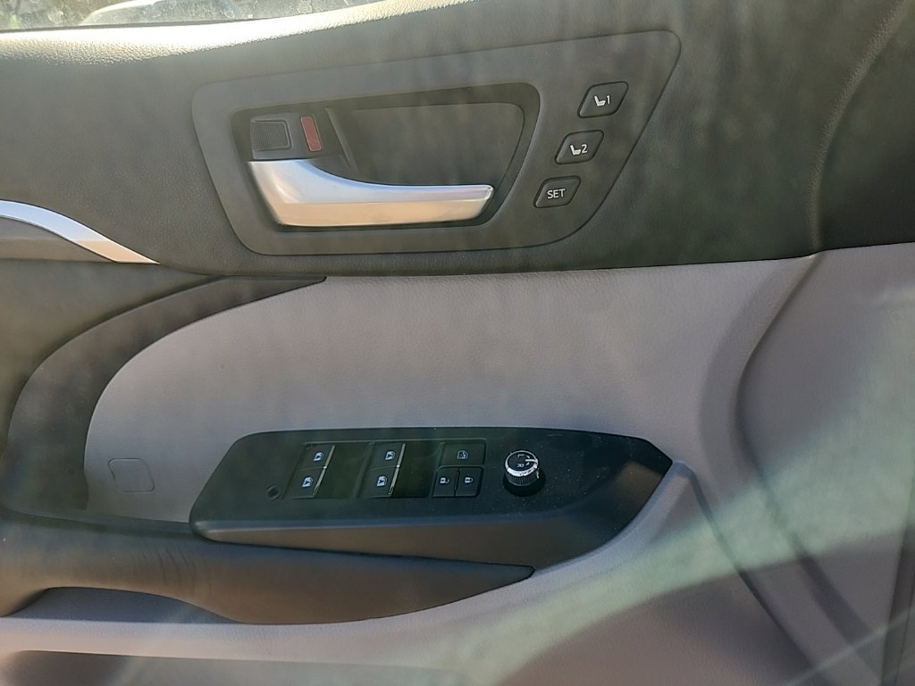 Used 2019 Toyota Highlander Limited AWD/4WD image 25