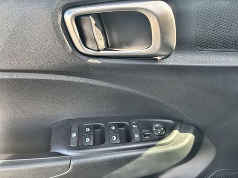 Used 2025 Hyundai Venue SEL FWD image 21