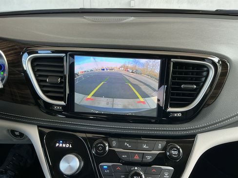 Used 2023 Chrysler Pacifica Limited image 10