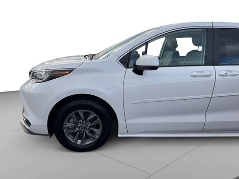 Used 2023 Toyota Sienna LE image 19