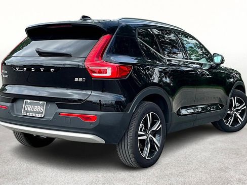 Used 2024 Volvo XC40 B5 Core image 2