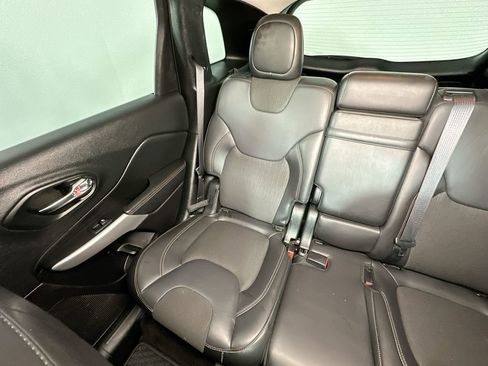 Used 2018 Jeep Cherokee Latitude Plus w/ Comfort/Convenience Group AWD/4WD image 12