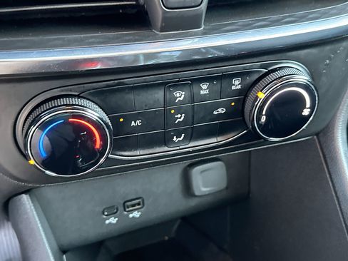 Used 2024 Buick Encore GX Preferred image 18