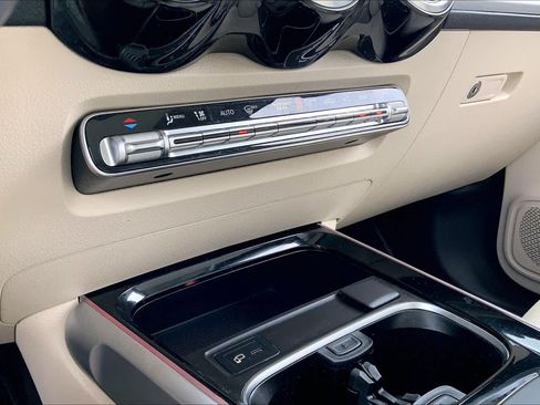 Used 2022 Mercedes-Benz GLB 250 image 32