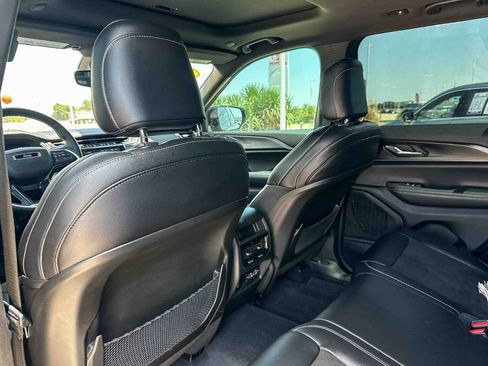 Used 2023 Jeep Grand Cherokee Altitude AWD/4WD image 18