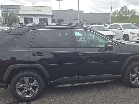 Used 2022 Toyota RAV4 XLE w/ Convenience Package image 9