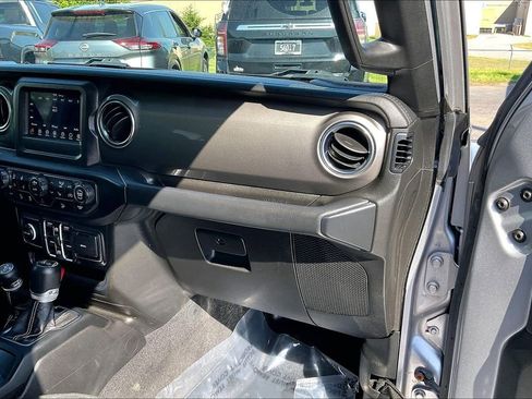 Used 2019 Jeep Wrangler Unlimited Sahara w/ Cold Weather Group AWD/4WD image 28
