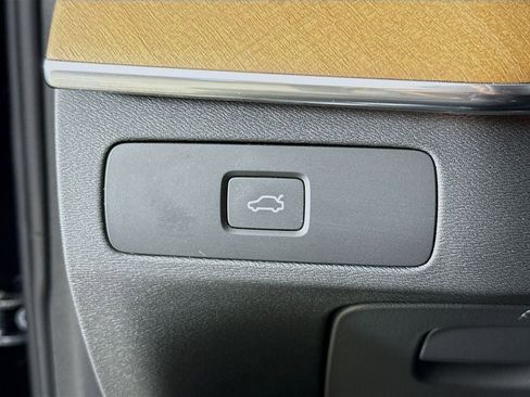 Certified 2025 Volvo XC90 B6 Plus AWD/4WD image 10