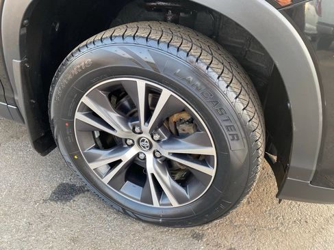 Used 2019 Toyota Highlander LE AWD/4WD image 30