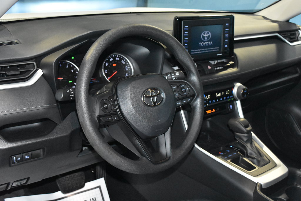 Used 2020 Toyota RAV4 XLE FWD image 2