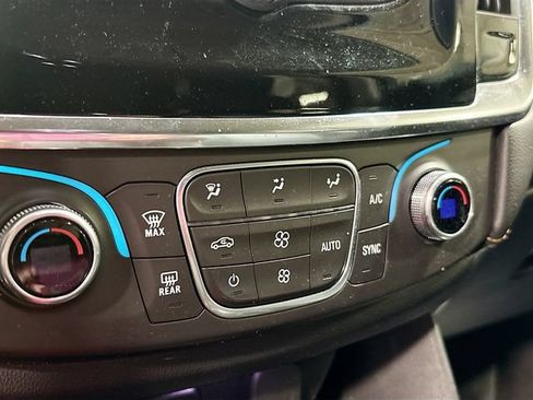 Used 2019 Chevrolet Traverse LT FWD image 16