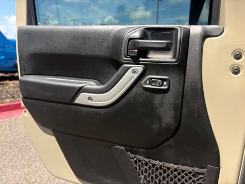 Used 2018 Jeep Wrangler Sahara w/ Connectivity Group AWD/4WD image 19