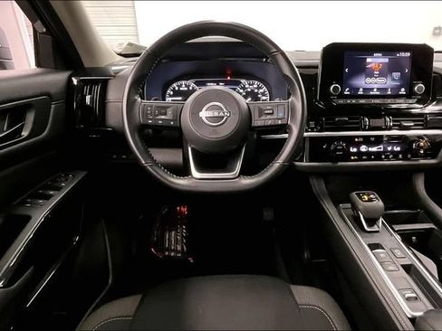Used 2025 Nissan Pathfinder SV FWD image 6