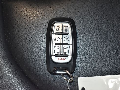 Certified 2025 Chrysler Pacifica Select FWD image 26
