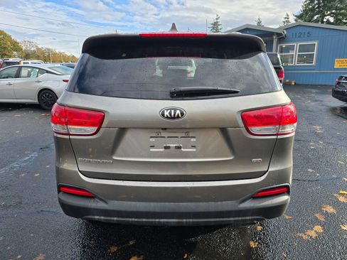 Used 2016 Kia Sorento LX w/ LX Convenience Package image 4