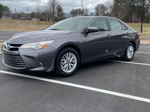 Used 2017 Toyota Camry LE image 1