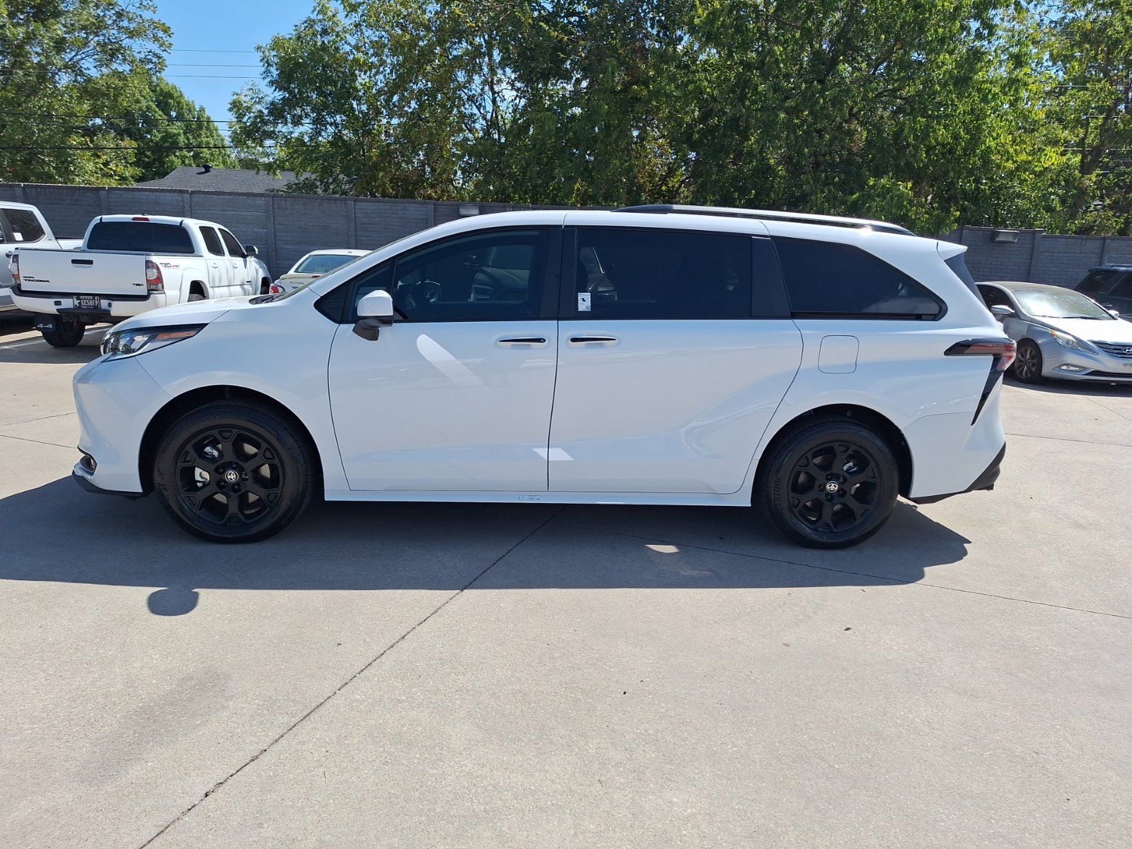 Used 2026 Toyota Sienna XLE Woodland Edition AWD/4WD image 3