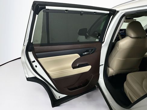 Used 2021 Toyota Highlander XLE image 25