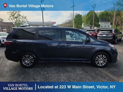 Used 2019 Toyota Sienna XLE w/ XLE Navigation Package FWD image 4