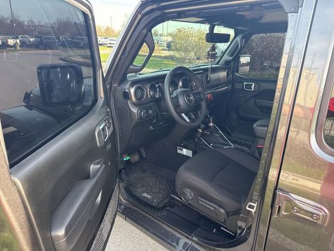 Used 2023 Jeep Gladiator Sport image 5
