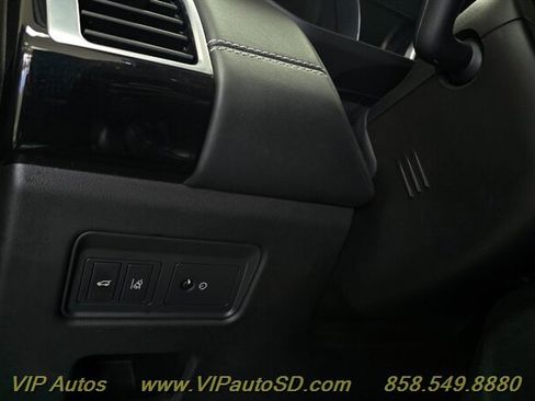 Used 2017 Land Rover Discovery First Edition image 45