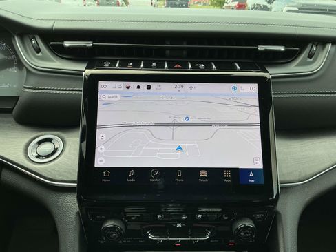 Used 2024 Jeep Grand Cherokee L Overland w/ Luxury Tech Group IV image 20