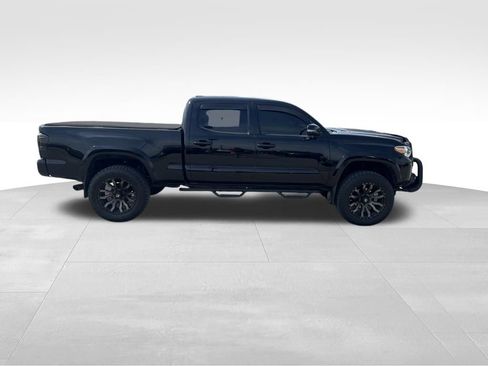 Used 2017 Toyota Tacoma TRD Sport image 7