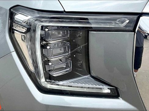 Used 2023 GMC Yukon XL SLT w/ SLT Luxury Package AWD/4WD image 28