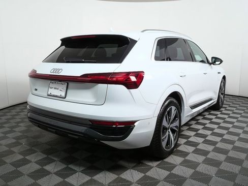 Used 2024 Audi Q8 e-tron Premium Plus image 3