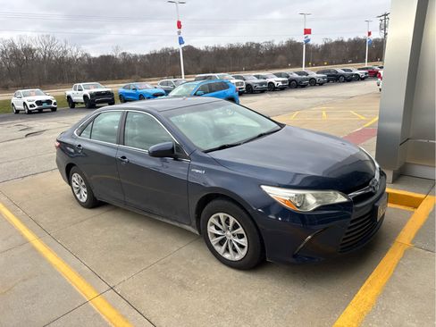 Used 2015 Toyota Camry LE image 5