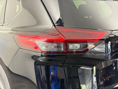 Used 2023 Nissan Rogue Platinum FWD image 36
