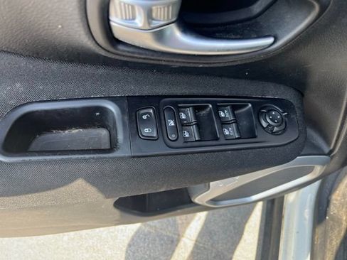 Used 2019 Jeep Renegade Latitude FWD image 16