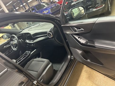 Used 2025 Chevrolet Equinox LT AWD/4WD image 16