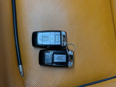 Used 2017 Rolls-Royce Dawn RWD image 33