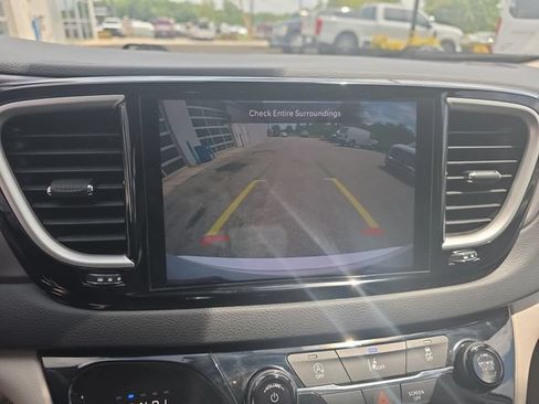 Used 2022 Chrysler Pacifica Touring-L FWD image 24