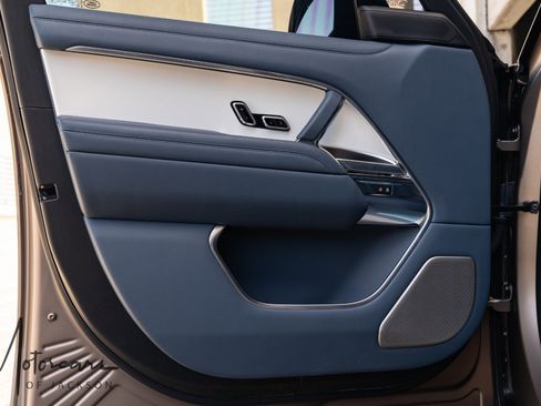 Used 2023 Land Rover Range Rover SV image 28