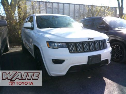 Used 2017 Jeep Grand Cherokee Altitude AWD/4WD image 1