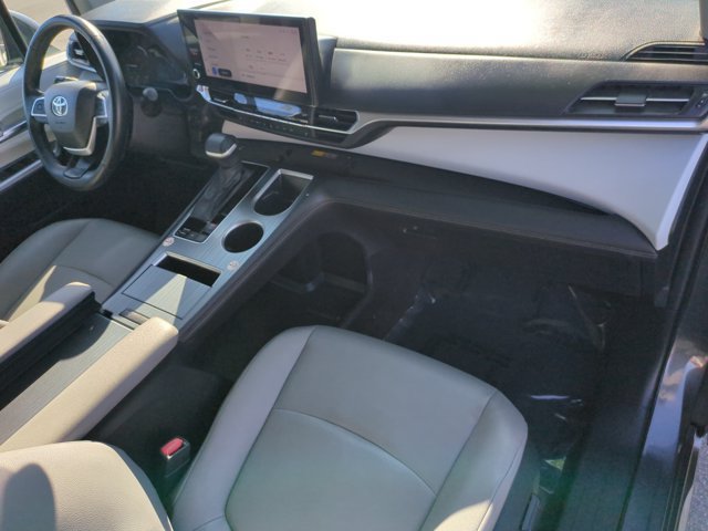 Used 2025 Toyota Sienna XLE FWD image 6
