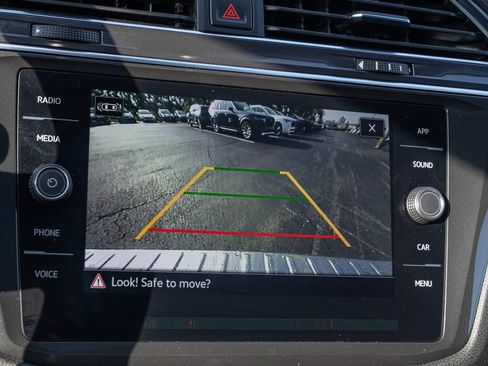 Used 2023 Volkswagen Tiguan SE w/ Panoramic Sunroof Package FWD image 18