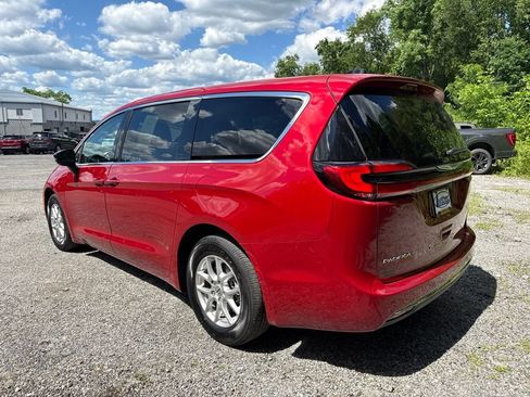 Used 2024 Chrysler Pacifica Touring-L FWD image 7