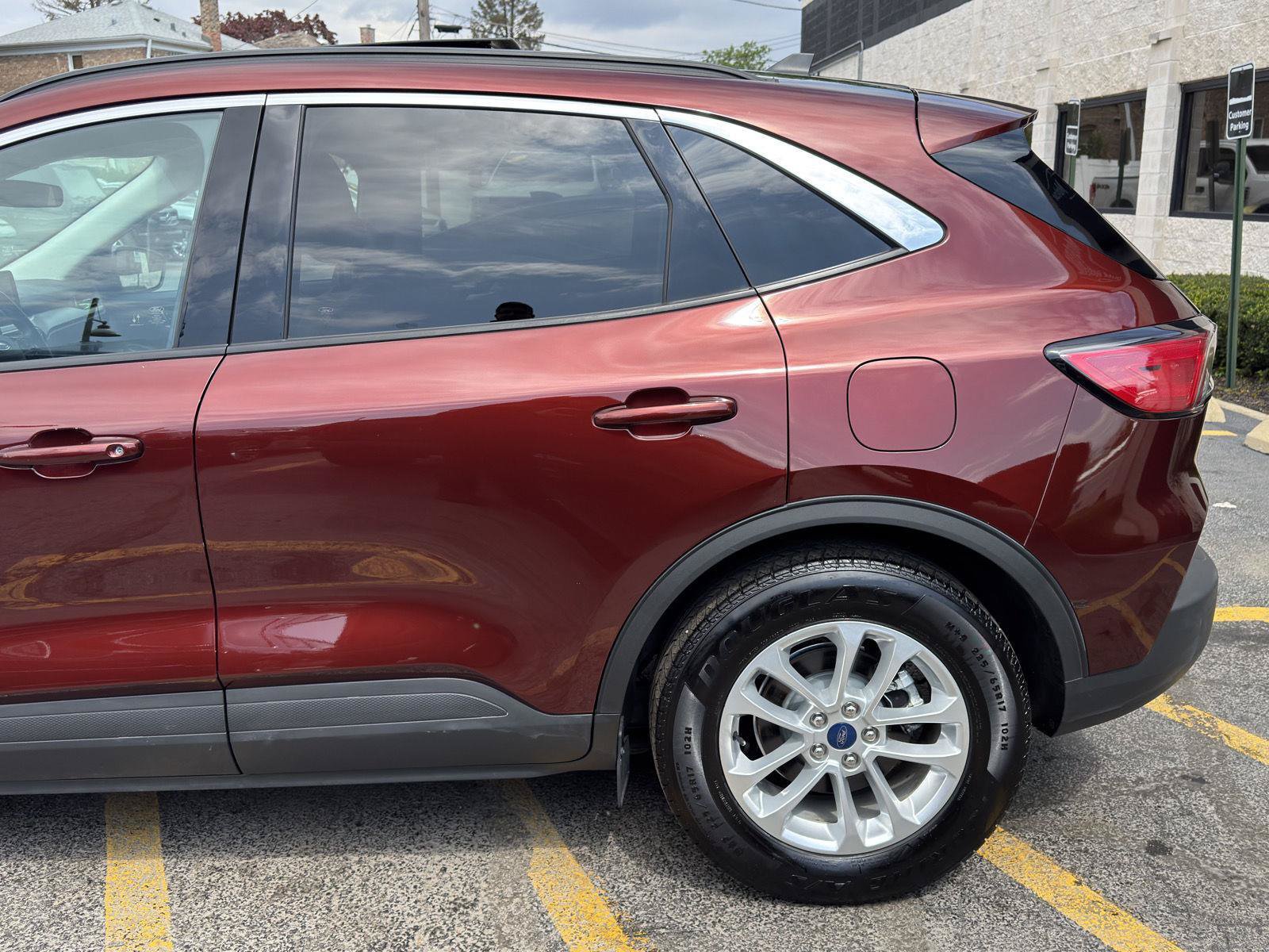 Used 2021 Ford Escape SE w/ Cold Weather Package FWD image 2